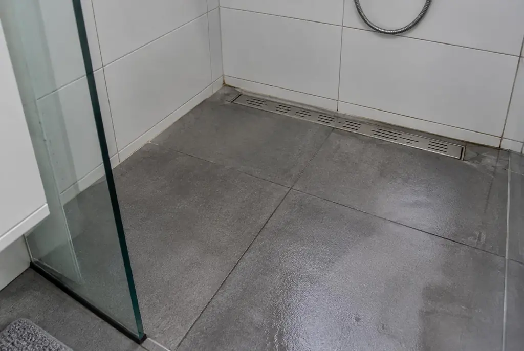 Lekdetectie Vinkeveen – lekkende inloopdouche met natte voegen