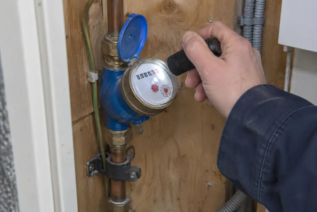 Lekdetectie Vinkeveen – watermeter in de meterkast controleren met een zaklamp